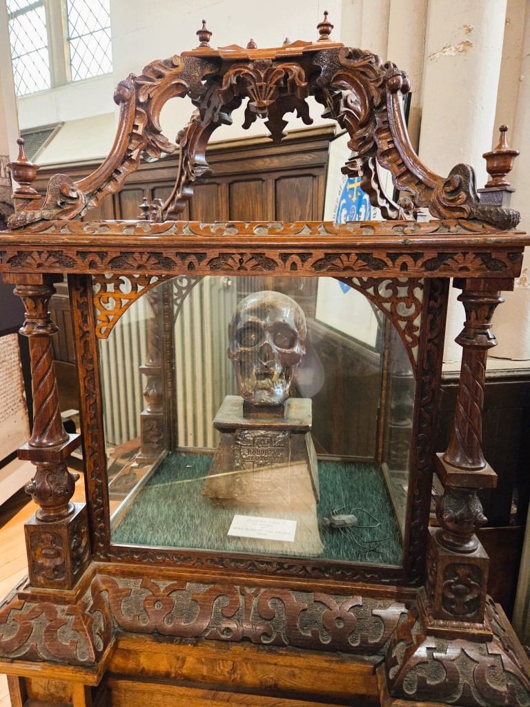 Représentation en marbre du crane du roi.